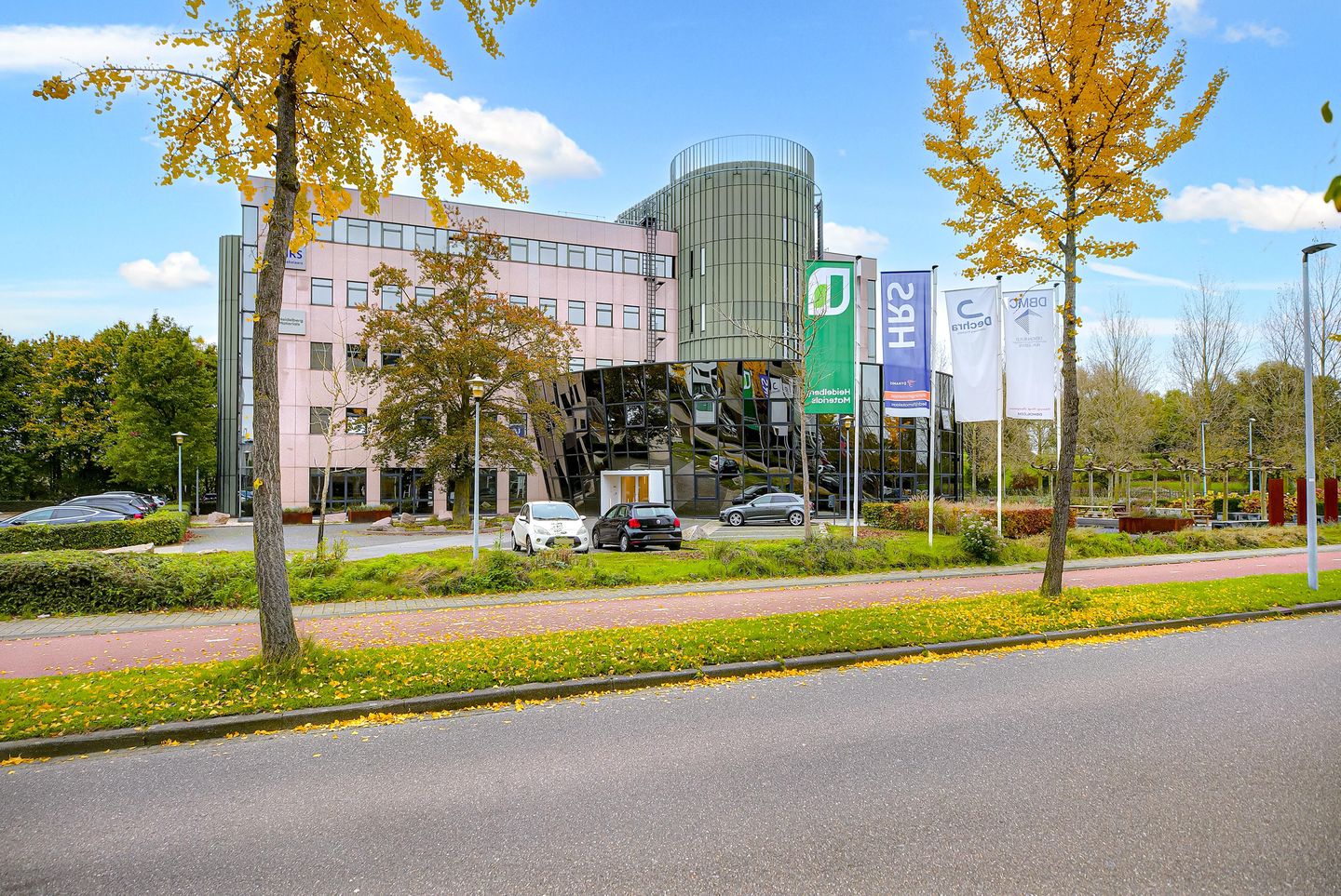 View photo 4 of Pettelaarpark 30