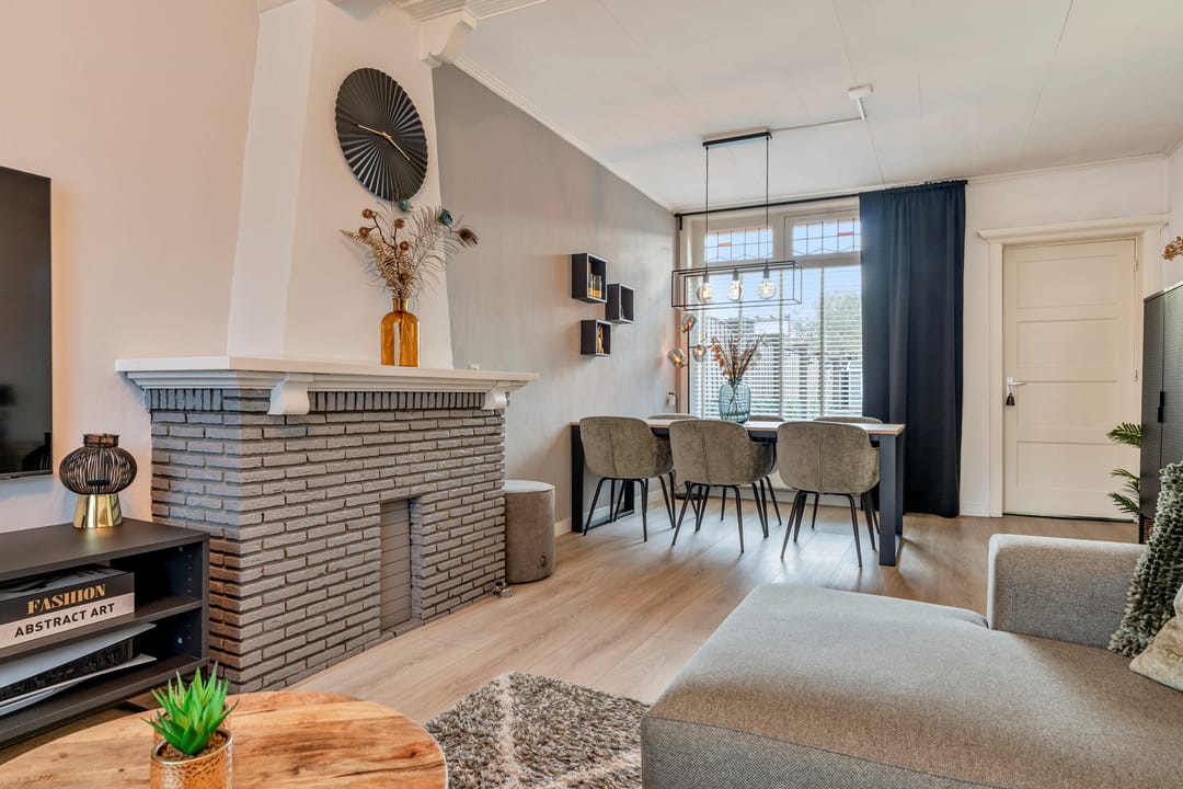 Photo 7 of Van Meterenstraat 12