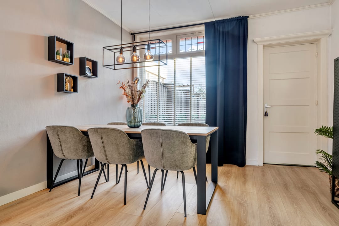 Photo 11 of Van Meterenstraat 12