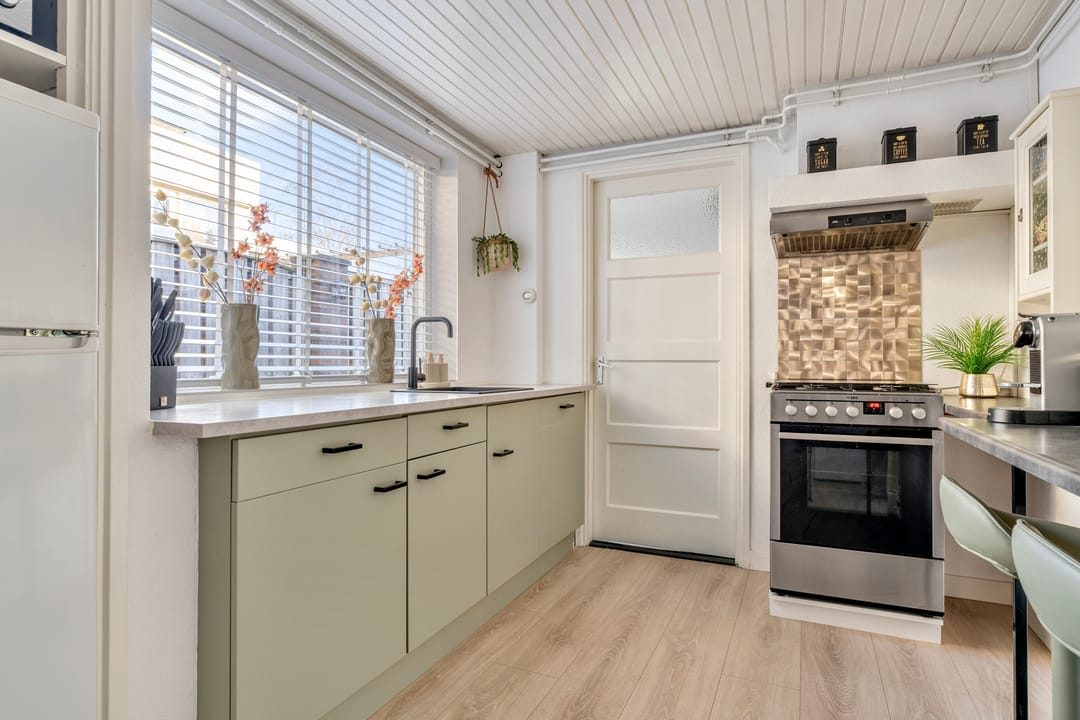 Photo 13 of Van Meterenstraat 12