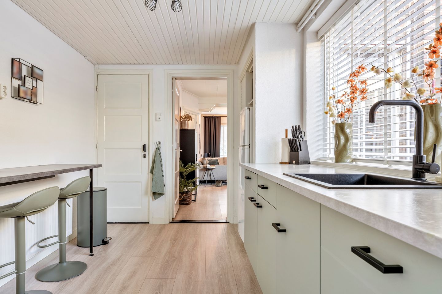 Photo 14 of Van Meterenstraat 12