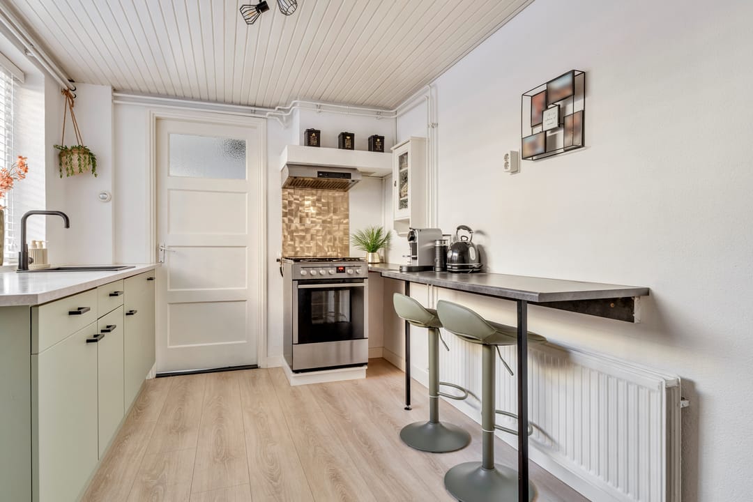 Photo 17 of Van Meterenstraat 12