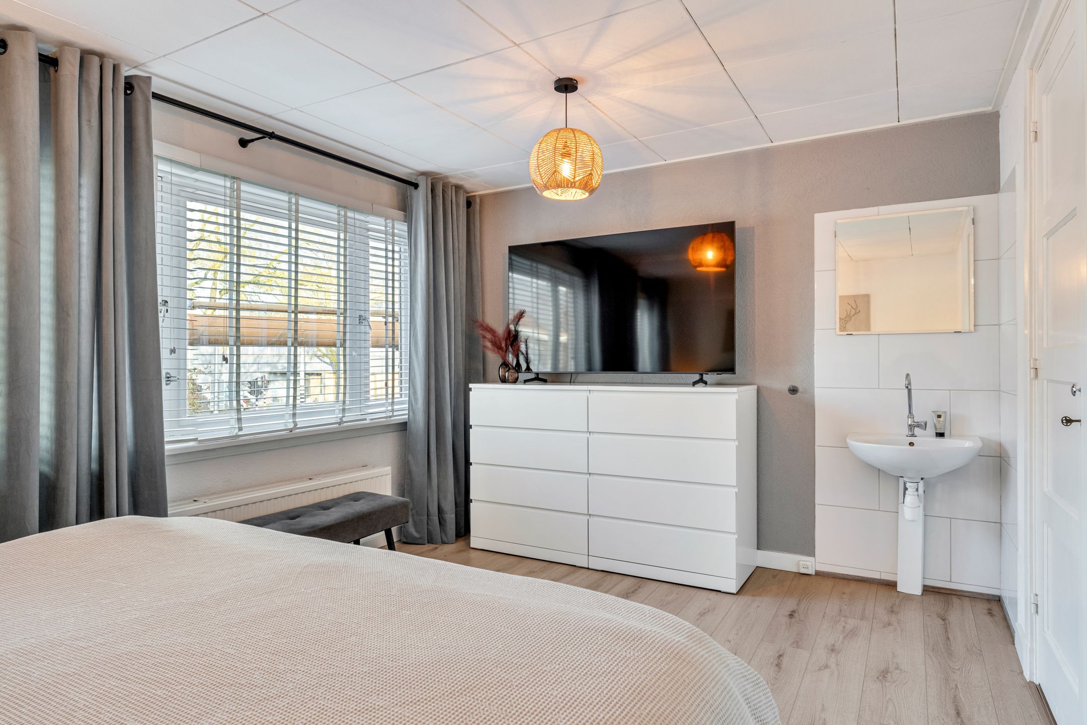 Photo 24 of Van Meterenstraat 12