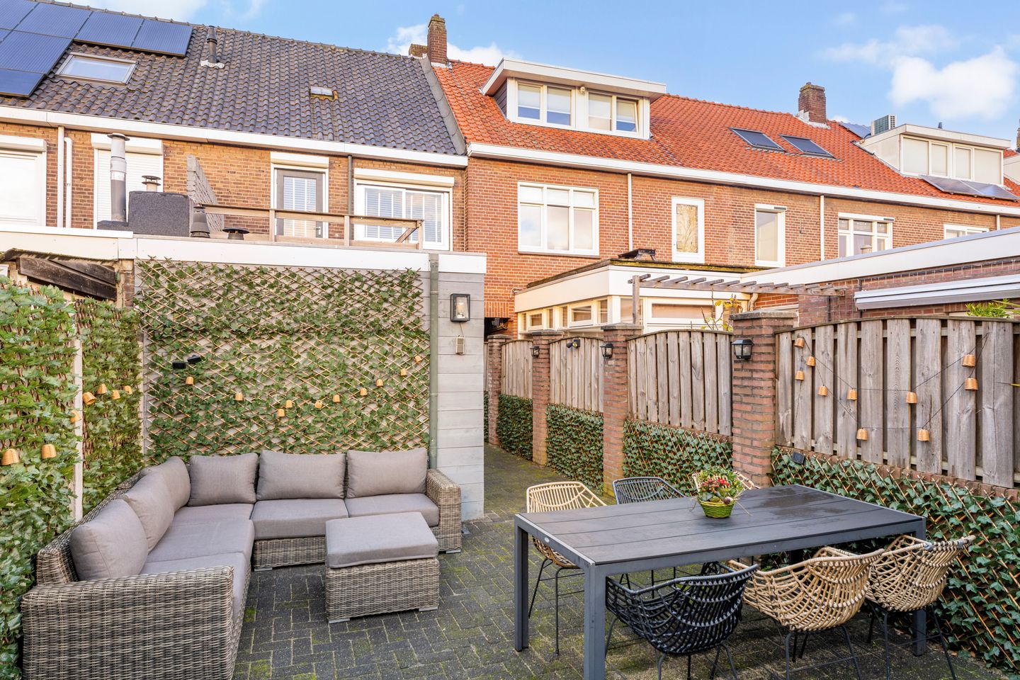 Photo 35 of Van Meterenstraat 12