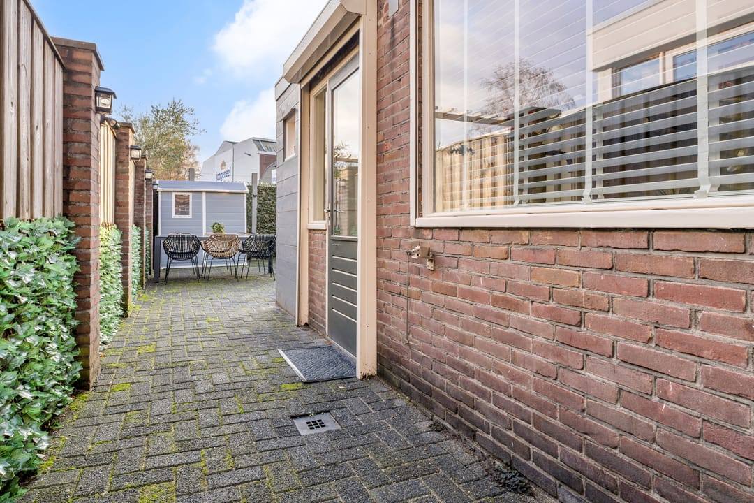 Photo 38 of Van Meterenstraat 12