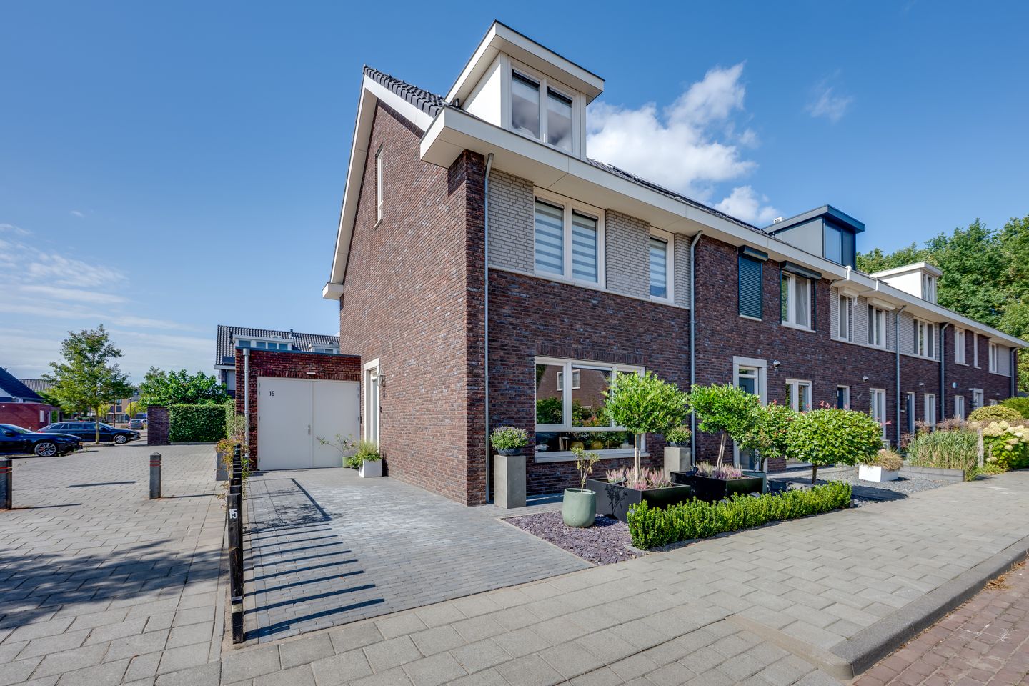 Foto 1 van Wilgenroos 15