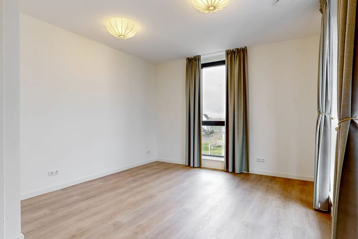 Foto 11 van Robert Hofstadterstraat 42