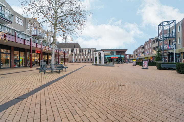 Foto 37 van Dorpsplein 84