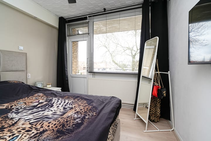 Photo 16 of Burgemeester Crezéestraat 81