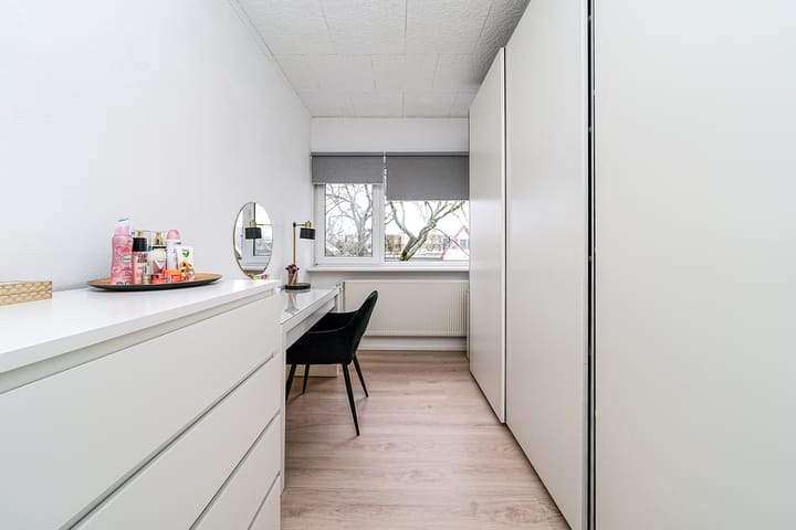 Photo 17 of Burgemeester Crezéestraat 81