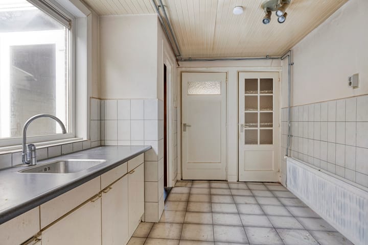 Photo 16 of Kwaadeindstraat 98