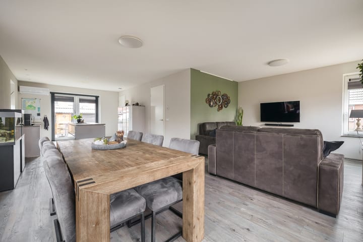 Photo 9 of Julianastraat 46