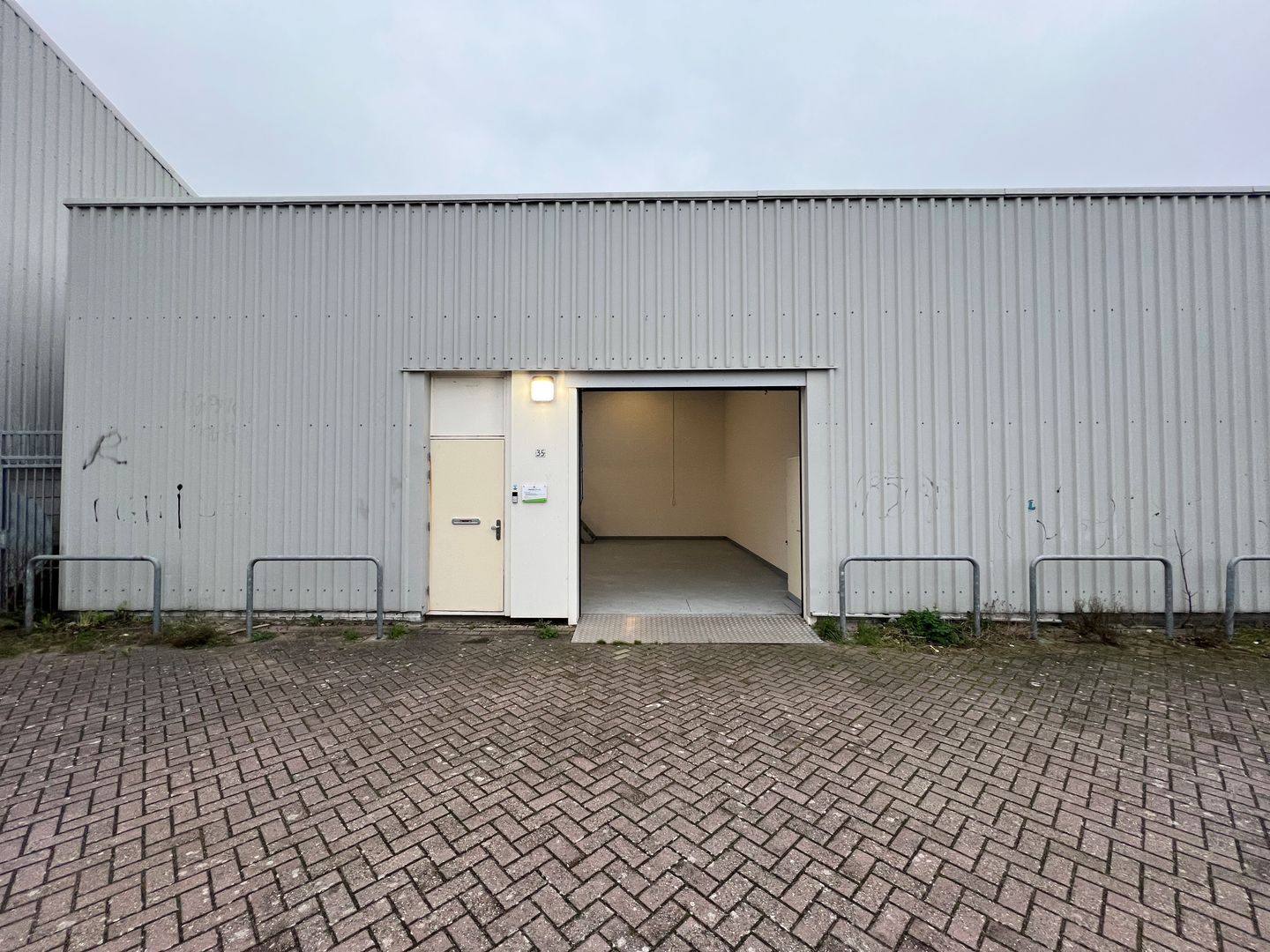 View photo 2 of Plein 13 35