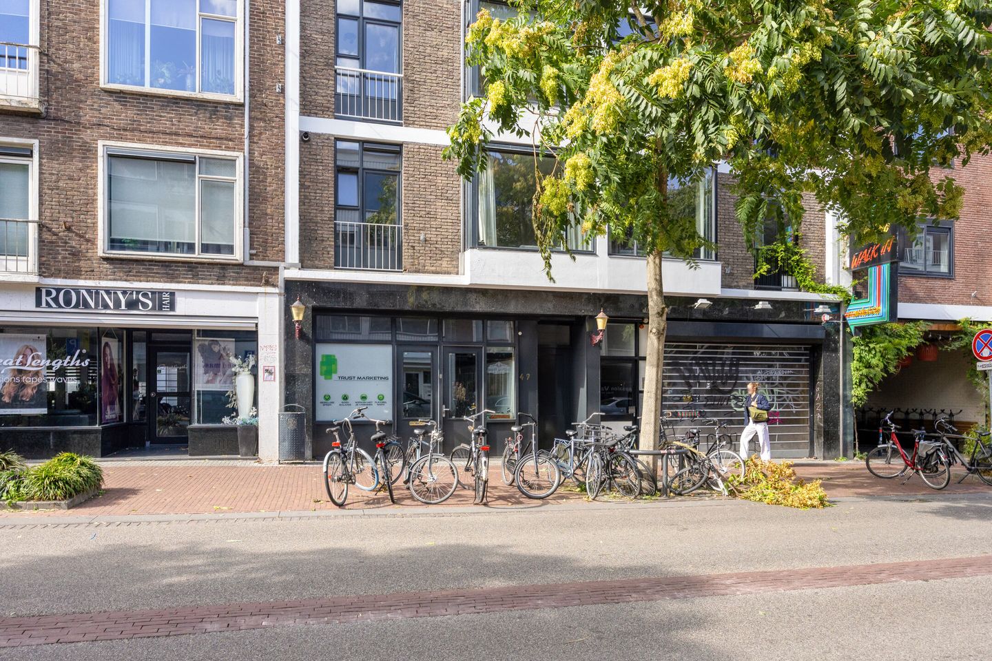 View photo 2 of Bloemerstraat 49