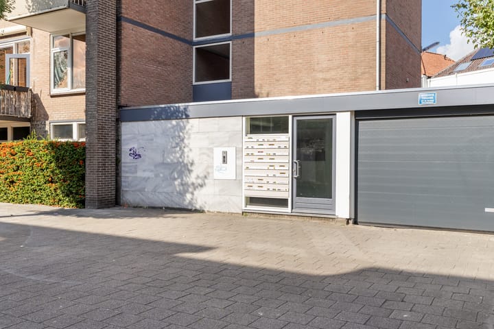 Photo 8 of Valkenstraat 9