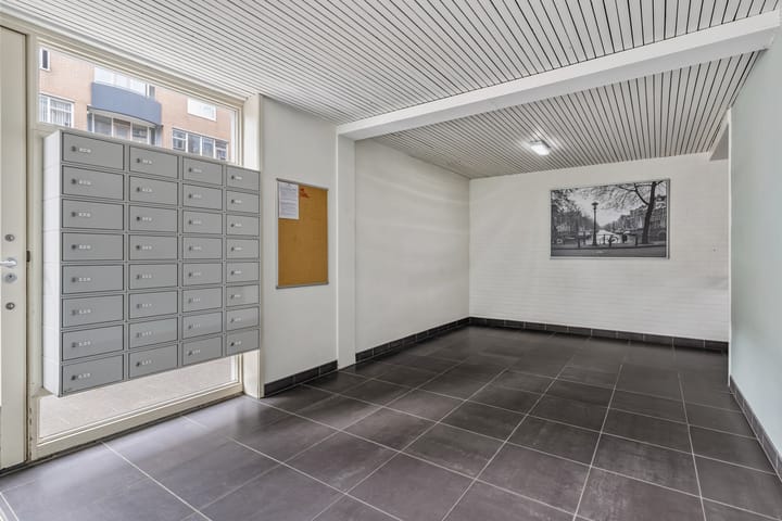 Photo 10 of Valkenstraat 9