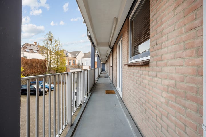 Photo 11 of Valkenstraat 9