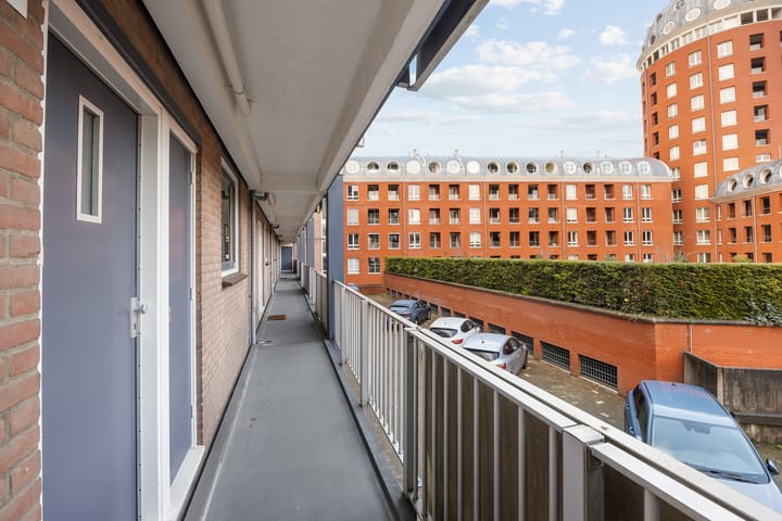 Photo 12 of Valkenstraat 9