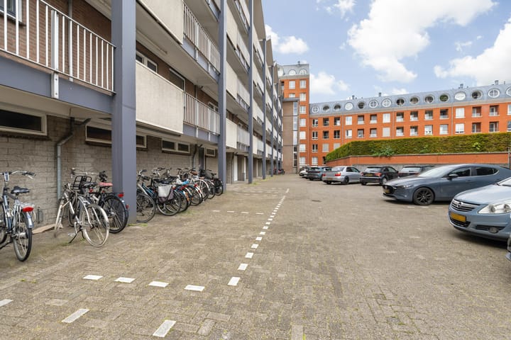 Photo 32 of Valkenstraat 9