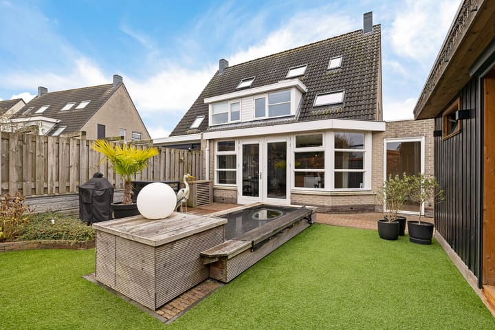 Photo 5 of Karper 58