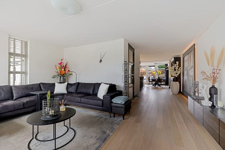 Photo 11 of Karper 58