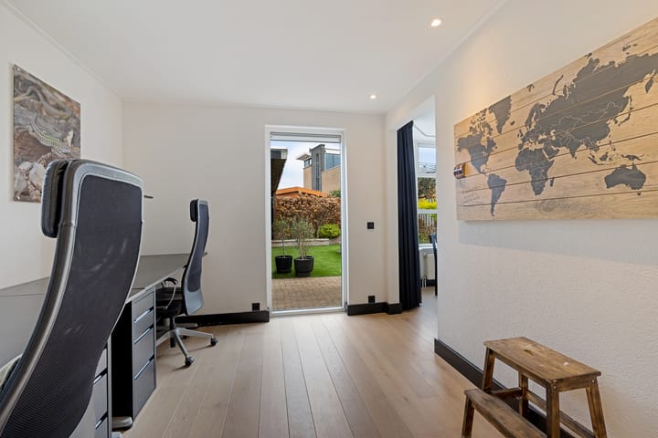 Photo 21 of Karper 58