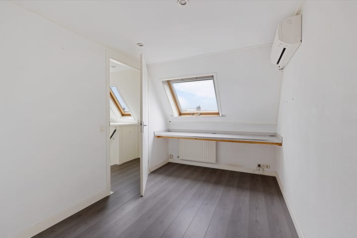 Photo 35 of Karper 58