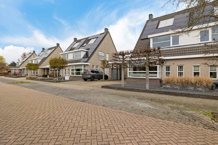 Photo 44 of Karper 58