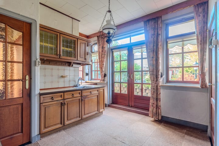 Photo 10 of Roosendaalsestraat 3