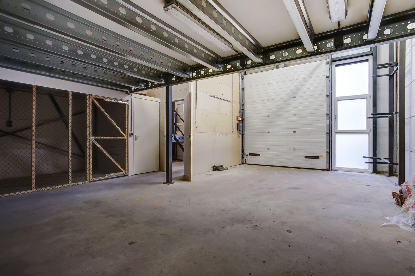 View photo 3 of Installatieweg 15