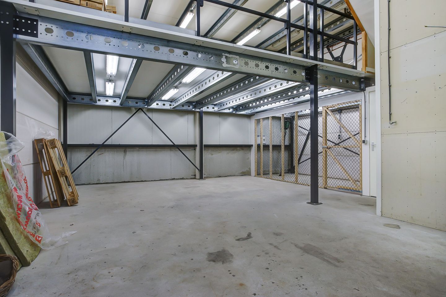 View photo 4 of Installatieweg 15