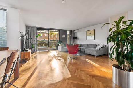 Carl Zellerhof 2 secondary image