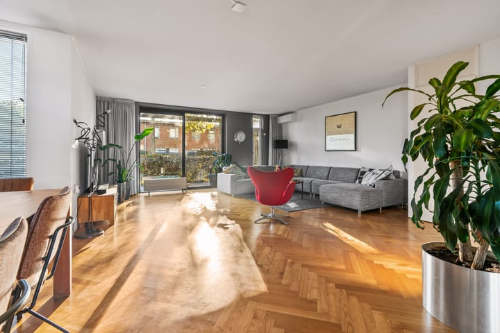 Photo 2 of Carl Zellerhof 2