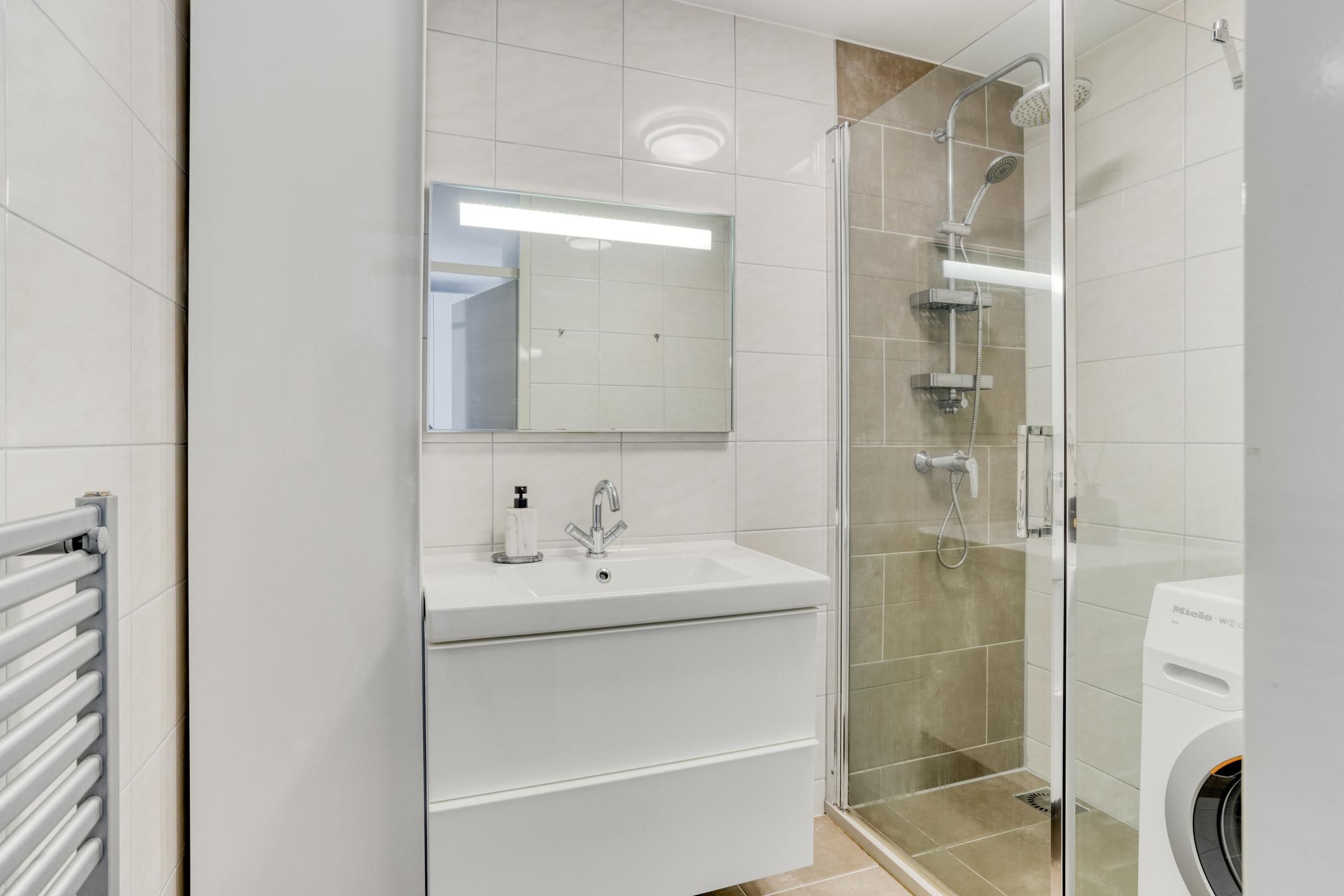 Photo 12 of Essenburgstraat 38-A