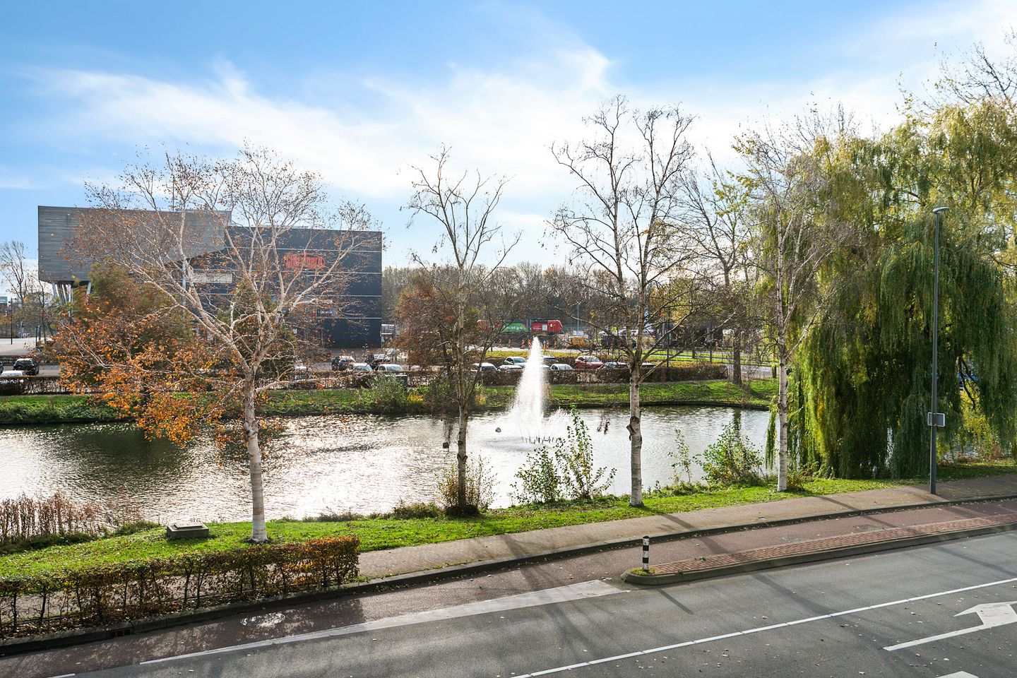 Bekijk foto 3 van Velserweg 18