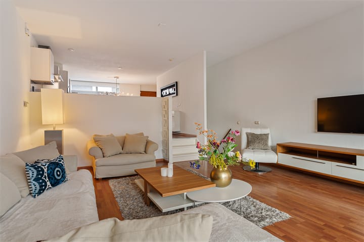 Photo 18 of Zus Braunstraat 32