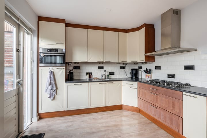 Photo 3 of Emmastraat 46