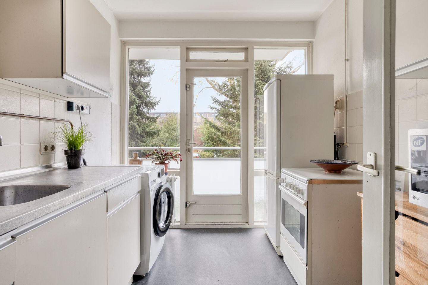 Photo 14 of Van der Helmstraat 404