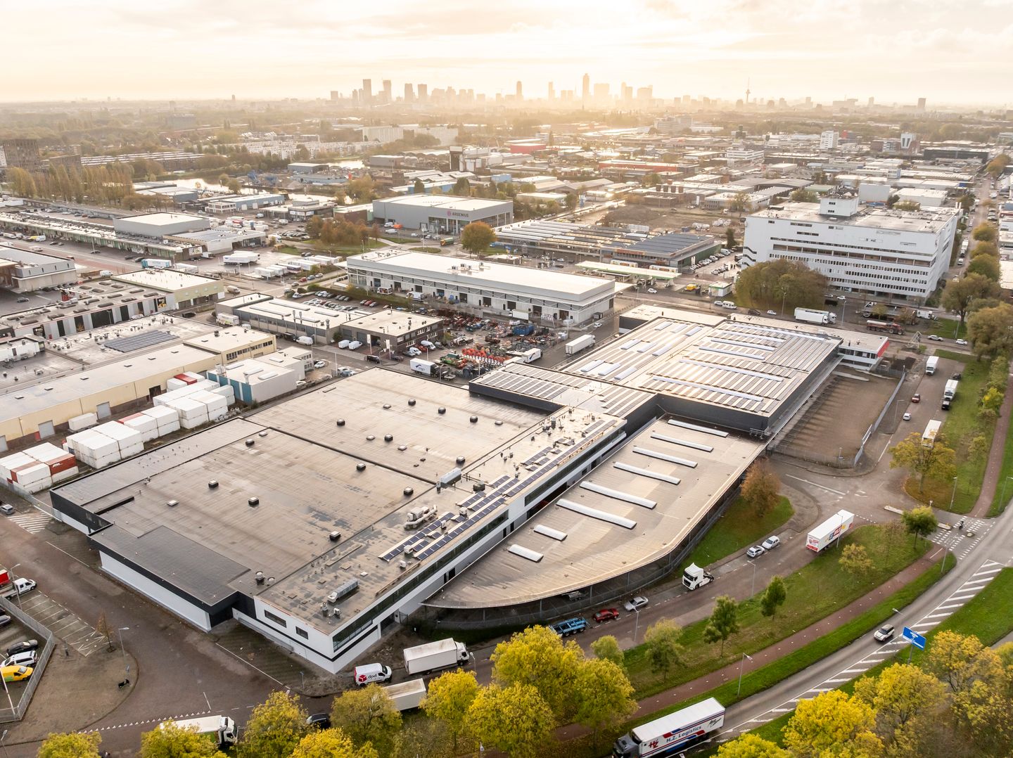 Bekijk foto 2 van Schuttevaerweg 22-24