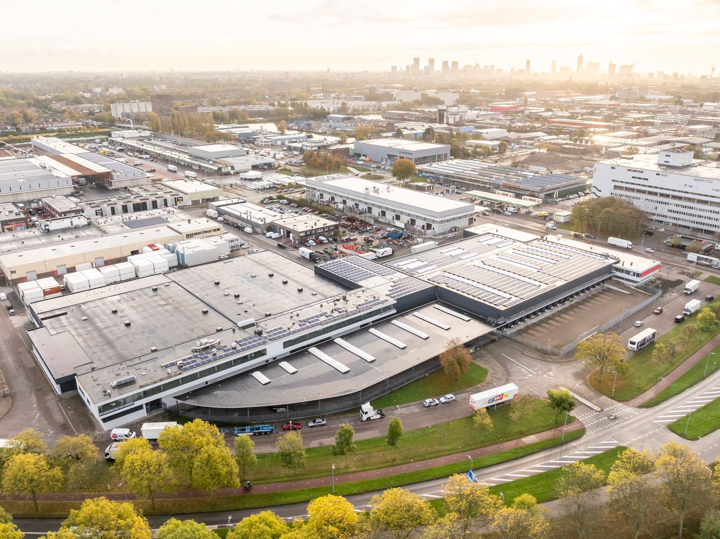 Bekijk foto 2 van Vlaardingweg 63-65