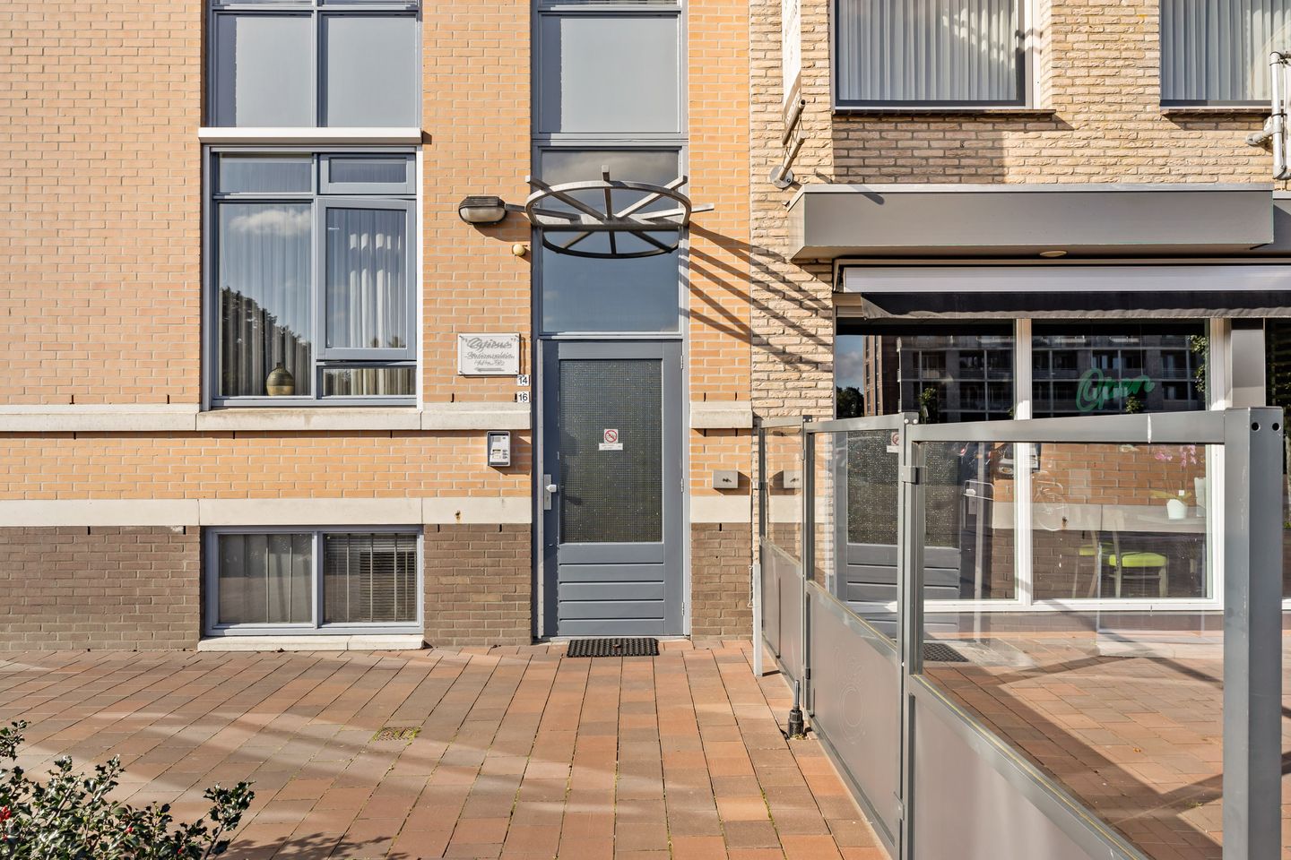 Bekijk foto 2 van Stationsplein 14-a