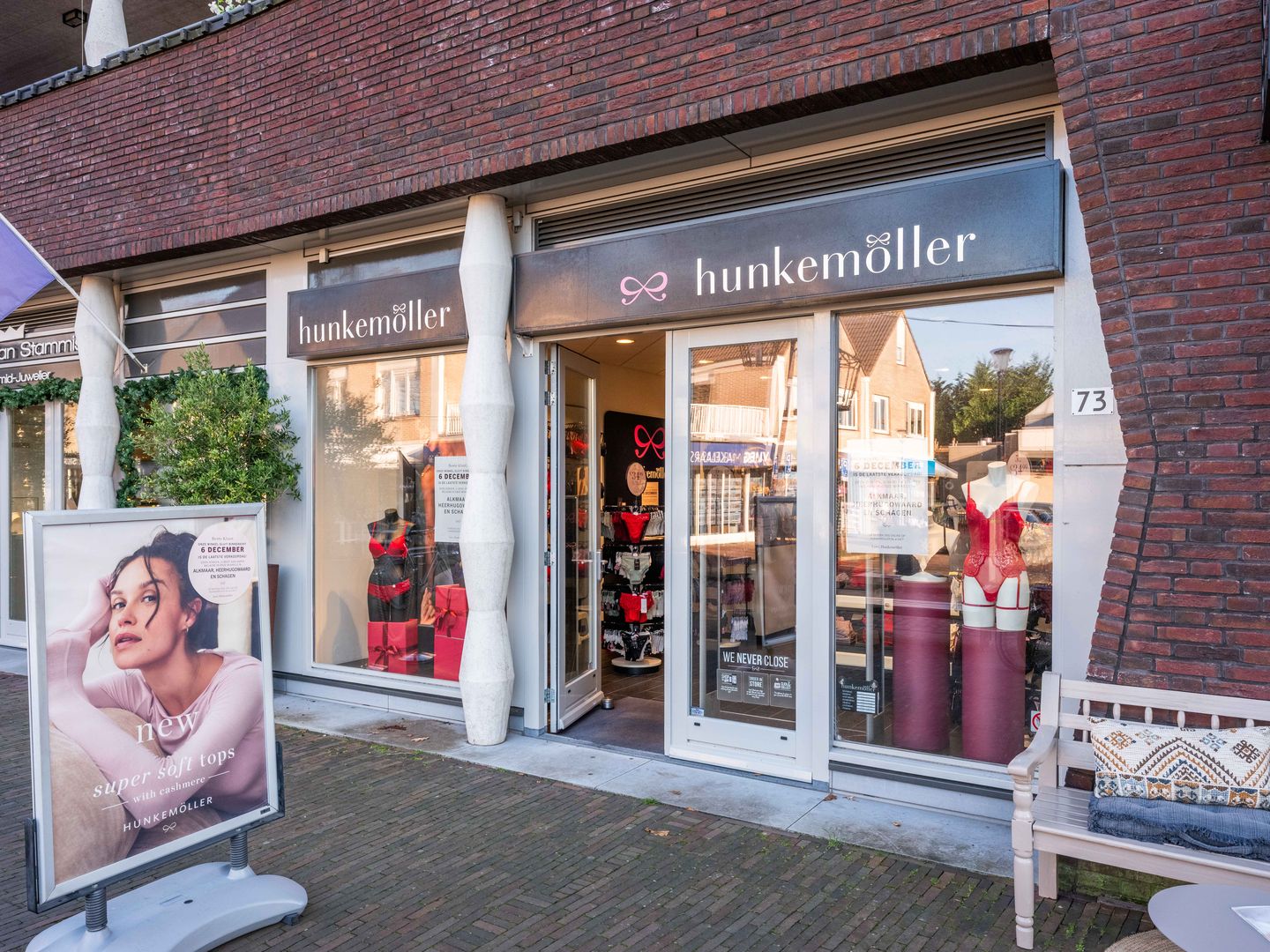 View photo 3 of Plein 73