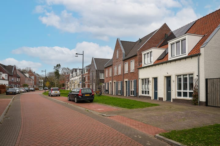 Photo 7 of Pr van Oranjestraat 11