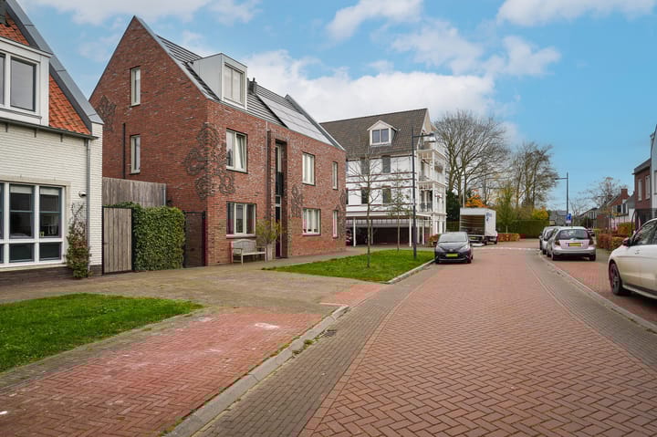 Photo 8 of Pr van Oranjestraat 11