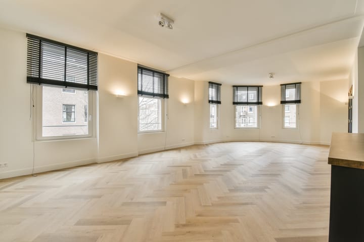 Photo 2 of Zocherstraat 1-1