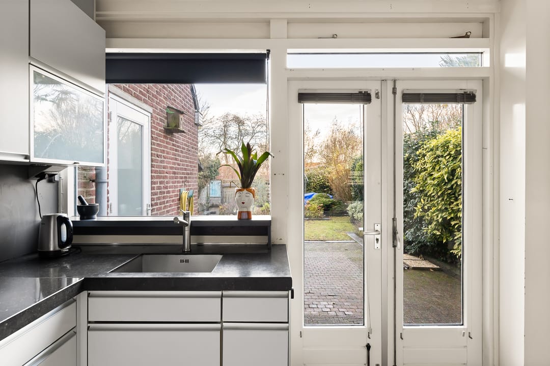 Photo 16 of Van Karnebeekstraat 29