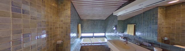 Eén van de badkamers