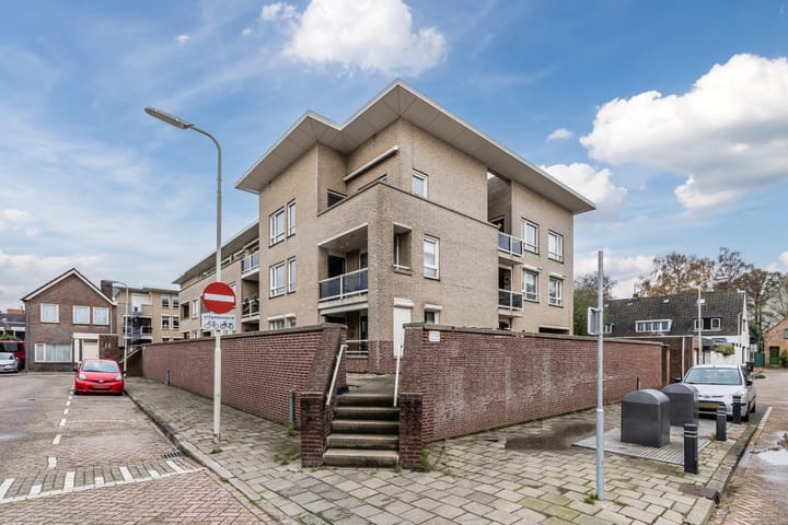 Photo 2 of Dokter Heijptstraat 13-P