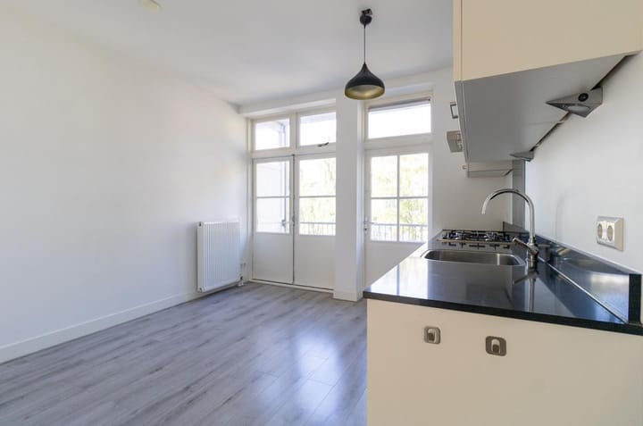 Photo 9 of Sassenheimstraat 19-2