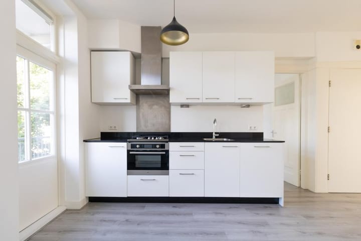 Photo 11 of Sassenheimstraat 19-2